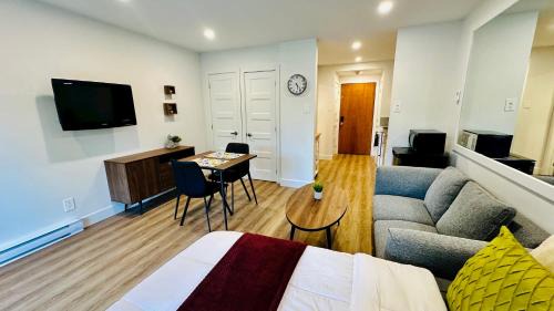 Mont-Tremblant Village Apartment | Swimming Pool Spa - Condo Mont Tremblant 2