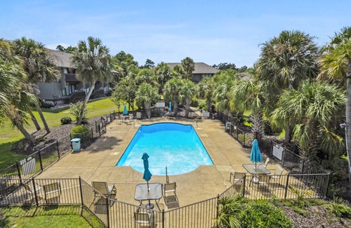Diamondhead House | Swing on Over to this Golf Club Condo