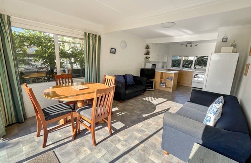 Whitianga House | Sybil's Place, Whitianga. TOP LOCATION Beach and Town at your doorstep
