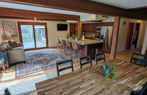 Delaware House | Sycamore House- Chalet on the Olentangy River