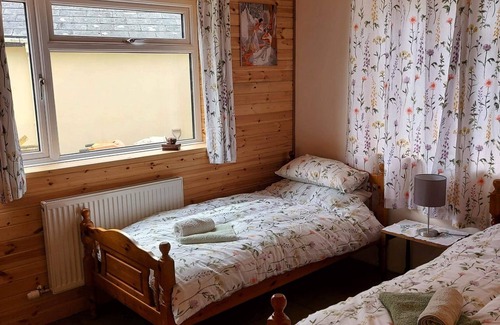 Westbrook Court Cabin | Sycamore Lodge-1 Bed-Sleeps 4-Free Parking