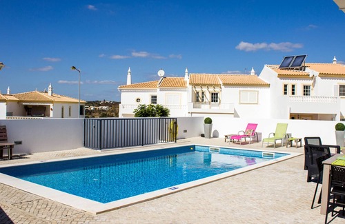 Monte Raposo Villa | Täydellinen Pool Villa Ihanteellisesti