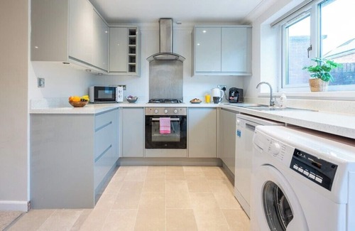 Llanishen House | Tŷ Coch by Tŷ SA, Spacious 3 Bedrooms