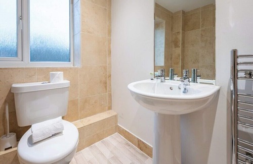 Llanishen House | Tŷ Coch by Tŷ SA, Spacious 3 Bedrooms