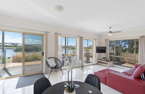 Nangkita House | T2 12 Wentworth Pde Hindmarsh Island - No Linen Included