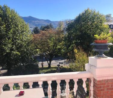 Argeles Gazost Apartment | T2 avec terrasse vue Hautacam dans villa historique "Victoria"