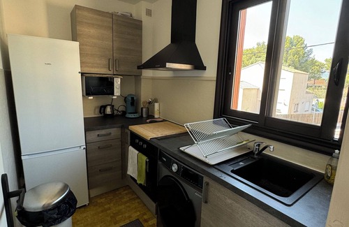 Six-Fours-les-Plages Apartment | T2 Coloré Proche mer - Parking/Terrasse/2 Lits 160x200