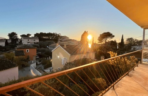 Six-Fours-les-Plages Apartment | T2 Coloré Proche mer - Parking/Terrasse/2 Lits 160x200