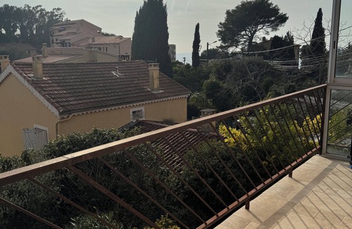 Six-Fours-les-Plages Apartment | T2 Coloré Proche mer - Parking/Terrasse/2 Lits 160x200