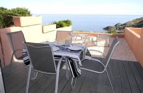 Port-Vendres Apartment | T2 feet in the water. Exceptional setting. Direct access to the sea from the terrace