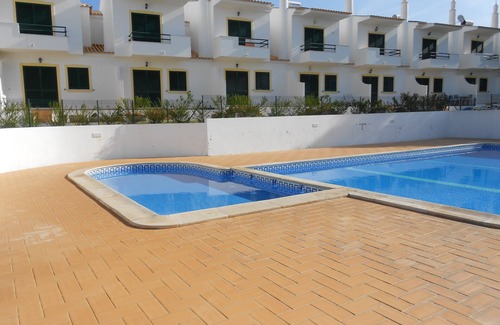 Sesmarias House | T2 Galé house in a gated community with pool and green area, close to the beach