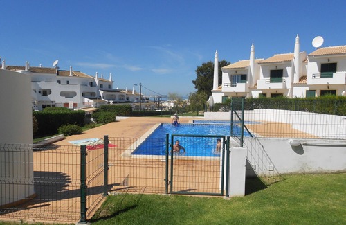 Sesmarias House | T2 Galé house in a gated community with pool and green area, close to the beach
