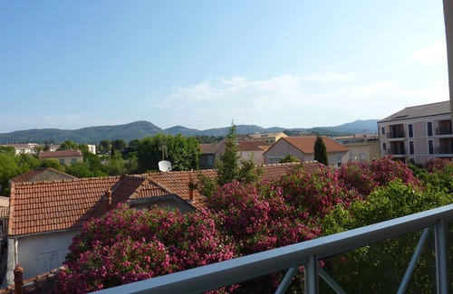 Sanary-sur-Mer Apartment | T2, luxury, 52m2, HYPERCENTRE SANARY, parking, air conditioning, wifi, quiet, unobstructed view.