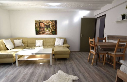 Troisdorf-West Apartment | T22a Central Basement Apartment Troisdorf