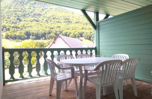 Arreau Apartment | T4 DUPLEX SPACIEUX -7 PERSONNES- PISCINE à ARREAU