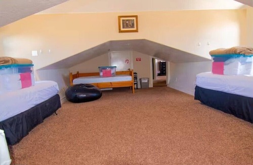 Parowan Bed & Breakfast | TACIT SHADOW - "Escape" Two Bedroom Suite w/Balcony - Sleeps 9 Guests in Beds