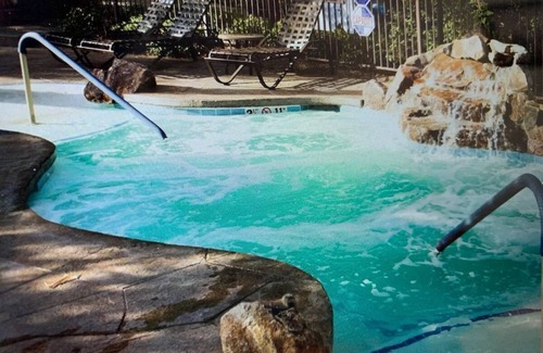 Las Vegas Resort | Tahiti Village Huge 1BR Luxury Suite, Jacuzzi, Steam Shower, Balcony, Lazy River