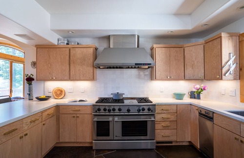 Truckee House | Tahoe Donner 4br/hot tub/fire pit/Sleeps 10 adults