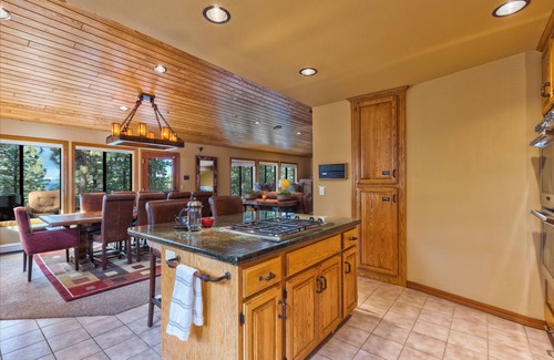 Elk Point House | TAHOE LUXURY HOME! PRIVATE BEACH! Gated Community, Lake Views, Hot Tub, Max 8