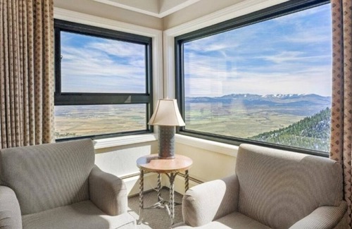 Tahoe Village Apartment | Tahoe Ridge Hideaway: 2 Villas, Full Kitchen, BBQ, Arcade & Relaxing Spa Access
