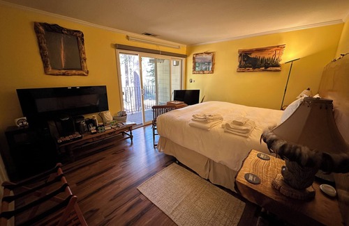 Carnelian Woods Bed & Breakfast | TaHome: Cozy 2BR Suite in Nature, w/Kitchen & Living Area Option