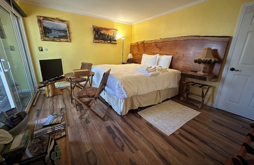 Carnelian Woods Bed & Breakfast | TaHome: Cozy 2BR Suite in Nature, w/Kitchen & Living Area Option