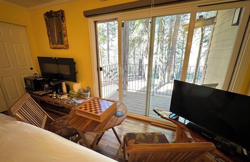 Carnelian Woods Bed & Breakfast | TaHome: Cozy 2BR Suite in Nature, w/Kitchen & Living Area Option