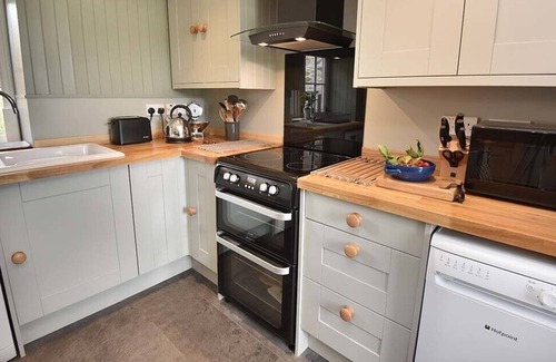 Murthly Cottage | TAIGH A GHOBHA, pet friendly, with a garden in Dunkeld