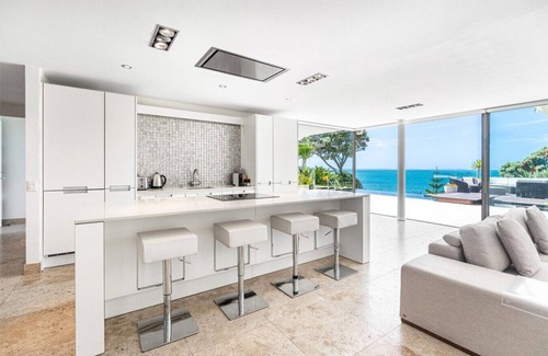 Hauraki House | Takapuna Clifftop with Pool & Hot Tub