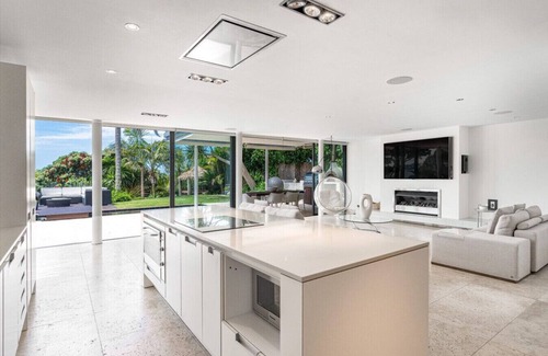 Hauraki House | Takapuna Clifftop with Pool & Hot Tub