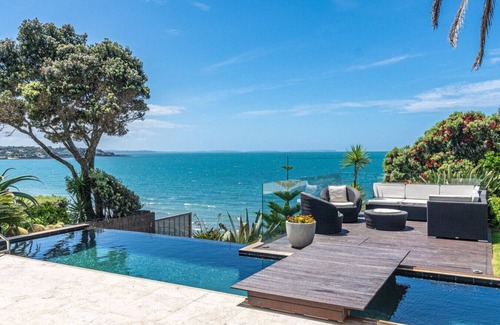 Hauraki House | Takapuna Clifftop with Pool & Hot Tub