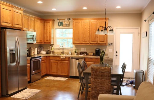 Mead House | Take a break and unwind at this peaceful lake house!