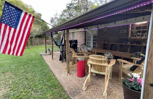 Tillmans Corner House | Take a break on Freeway Lane