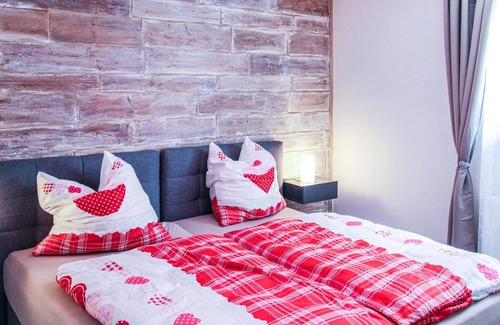 Ipsheim Apartment | Take a relaxing break in the charming farmhouse in the Middle Franconian wine country.