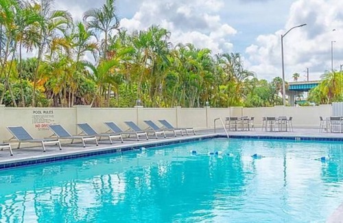 Miami Springs Hotel | Take An Amazing Vacation! 3 Great Units, On-site Pool, Near Bayfront Park!