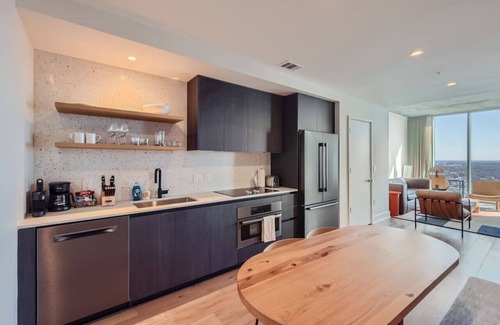Rainey Street Historic District Apartment | Take in the views + 1BR + Rooftop pool