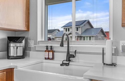 Talent House | Talent Cottage- 2 King beds, 2 bath with garage!
