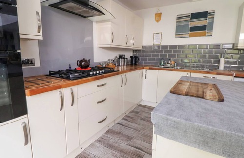 Llangollen House | TALGAIS, pet friendly, with hot tub in Llangollen