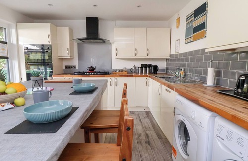 Llangollen House | TALGAIS, pet friendly, with hot tub in Llangollen