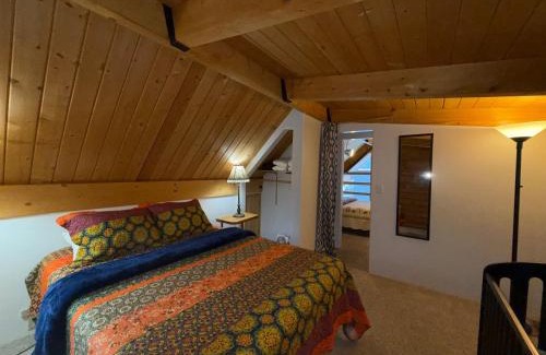 Talkeetna House | Talkeetna Log Cabin with Hot Tub Unit 1