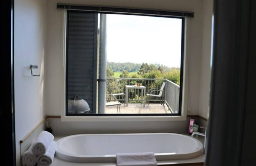 Grindelwald Apartment | Tamar Ridge Winery Apartment. River Views!