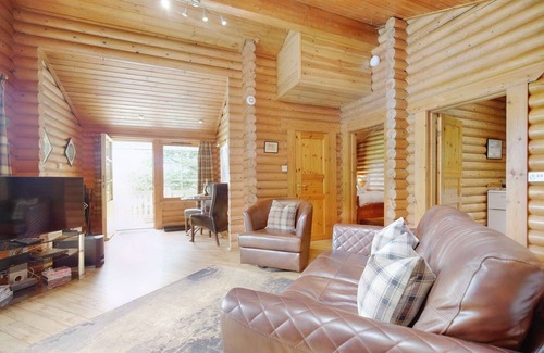 Shipley Cabin | Tamarisk - 5 Star - Pet Friendly - Hot Tub - Scandinavian Log Cabin