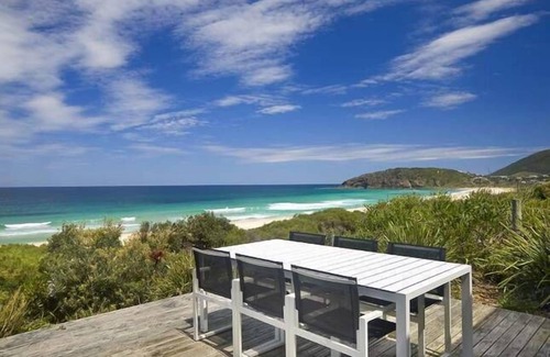Boomerang Beach House | TAMBAC, Amazing Water Views - 3 min walk to the beach!