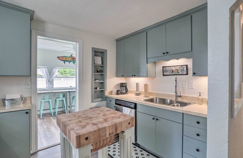 Safety Harbor Cottage | Tampa Bay Area Cottage w/Gas Grill and Fire Pit!