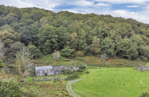 Gwynedd- Snowdonia Cottage | TAN Y CLOGWYN, pet friendly, with open fire in Betws-Y-Coed