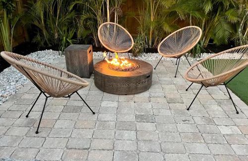 Lantana House | Tank Pool, Putting Green & 1 Mile To The Beach!