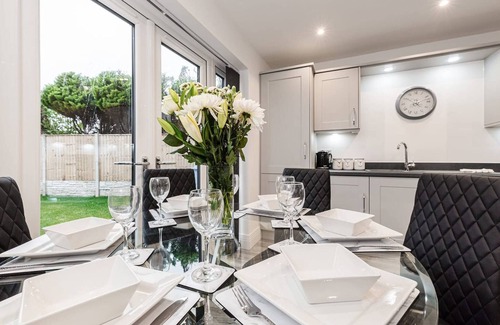 Freckleton House | Tannery Place | 3 Bedrooms Parking Wi-Fi Garden