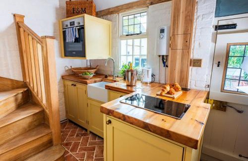 Ipswich House | Taper House - Cosy Medieval Cottage