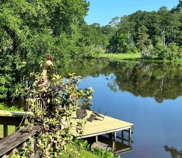 Mobile House | Tara's Riverfront Hideaway