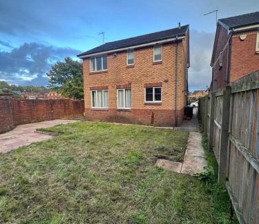 Pollokshaws Apartment | Tartan Nest- Entire house- Sleeps 8 guests